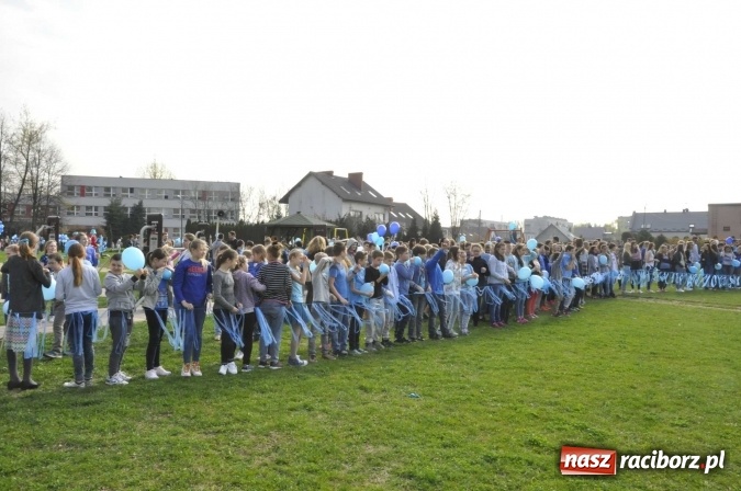 Zdjęcie w galerii na portalu naszraciborz.pl: Uczniowie z Ostroga solidarni z cierpiącymi na autyzm FOTO i WIDEO wiadomości z regionu
