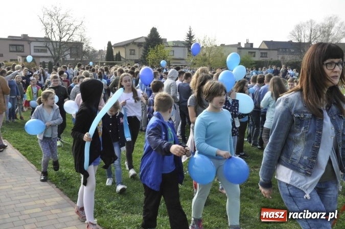 Zdjęcie w galerii na portalu naszraciborz.pl: Uczniowie z Ostroga solidarni z cierpiącymi na autyzm FOTO i WIDEO wiadomości z regionu