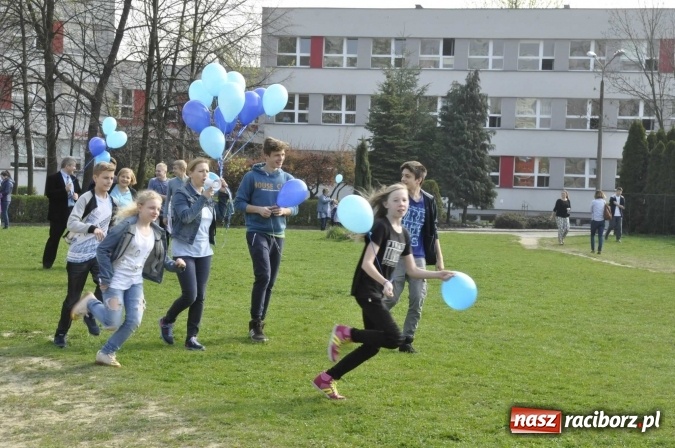 Zdjęcie w galerii na portalu naszraciborz.pl: Uczniowie z Ostroga solidarni z cierpiącymi na autyzm FOTO i WIDEO wiadomości z regionu