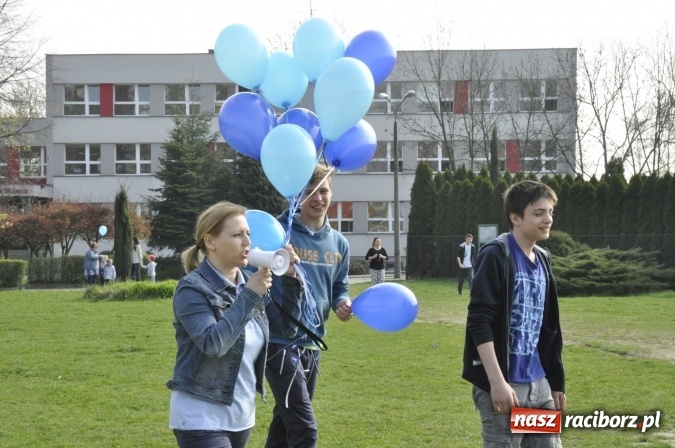 Zdjęcie w galerii na portalu naszraciborz.pl: Uczniowie z Ostroga solidarni z cierpiącymi na autyzm FOTO i WIDEO wiadomości z regionu