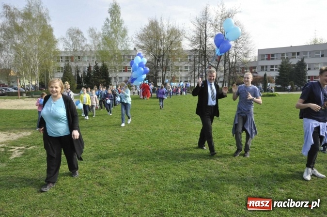 Zdjęcie w galerii na portalu naszraciborz.pl: Uczniowie z Ostroga solidarni z cierpiącymi na autyzm FOTO i WIDEO wiadomości z regionu