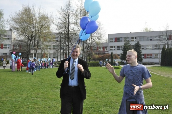 Zdjęcie w galerii na portalu naszraciborz.pl: Uczniowie z Ostroga solidarni z cierpiącymi na autyzm FOTO i WIDEO wiadomości z regionu
