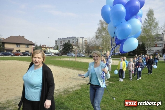 Zdjęcie w galerii na portalu naszraciborz.pl: Uczniowie z Ostroga solidarni z cierpiącymi na autyzm FOTO i WIDEO wiadomości z regionu