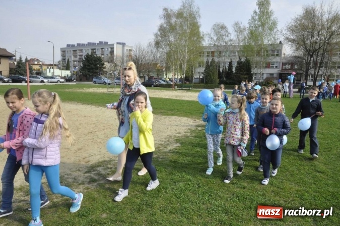 Zdjęcie w galerii na portalu naszraciborz.pl: Uczniowie z Ostroga solidarni z cierpiącymi na autyzm FOTO i WIDEO wiadomości z regionu
