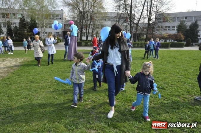 Zdjęcie w galerii na portalu naszraciborz.pl: Uczniowie z Ostroga solidarni z cierpiącymi na autyzm FOTO i WIDEO wiadomości z regionu