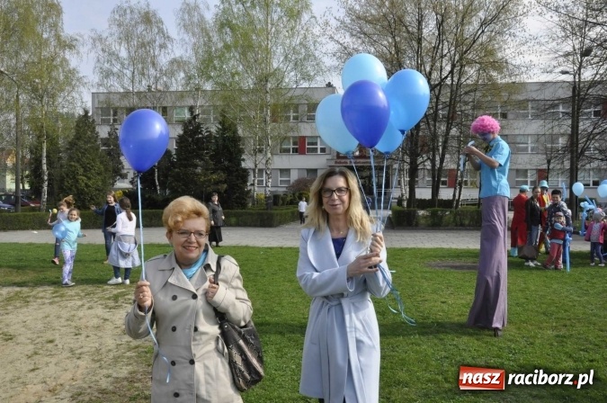 Zdjęcie w galerii na portalu naszraciborz.pl: Uczniowie z Ostroga solidarni z cierpiącymi na autyzm FOTO i WIDEO wiadomości z regionu