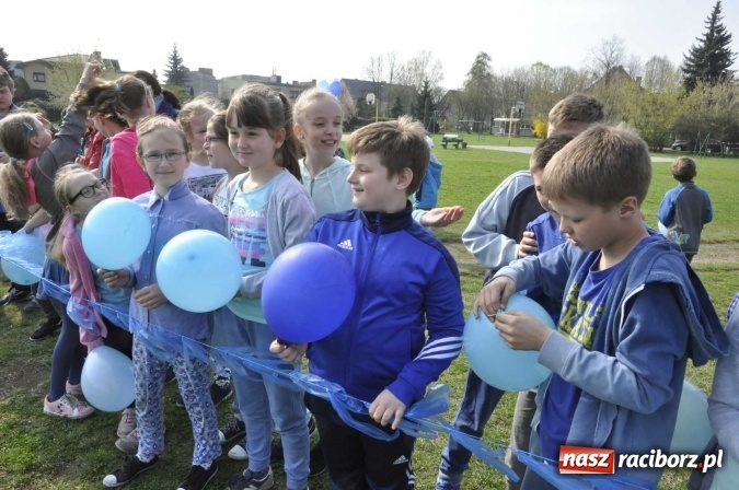 Zdjęcie w galerii na portalu naszraciborz.pl: Uczniowie z Ostroga solidarni z cierpiącymi na autyzm FOTO i WIDEO wiadomości z regionu