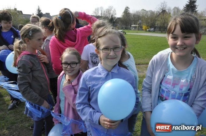 Zdjęcie w galerii na portalu naszraciborz.pl: Uczniowie z Ostroga solidarni z cierpiącymi na autyzm FOTO i WIDEO wiadomości z regionu