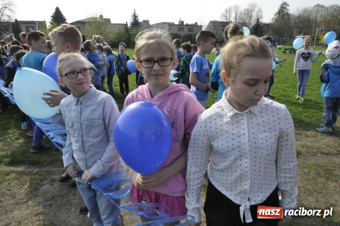 Zdjęcie w galerii na portalu naszraciborz.pl: Uczniowie z Ostroga solidarni z cierpiącymi na autyzm FOTO i WIDEO wiadomości z regionu
