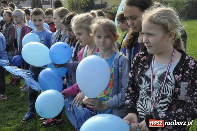 Zdjęcie w galerii na portalu naszraciborz.pl: Uczniowie z Ostroga solidarni z cierpiącymi na autyzm FOTO i WIDEO wiadomości z regionu
