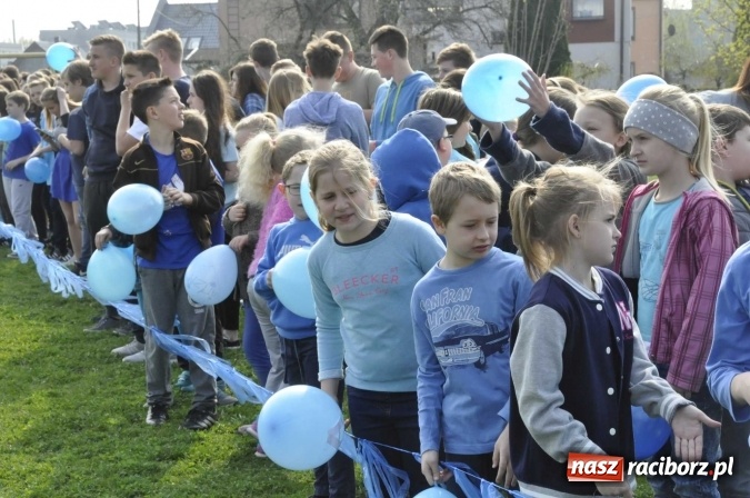 Zdjęcie w galerii na portalu naszraciborz.pl: Uczniowie z Ostroga solidarni z cierpiącymi na autyzm FOTO i WIDEO wiadomości z regionu