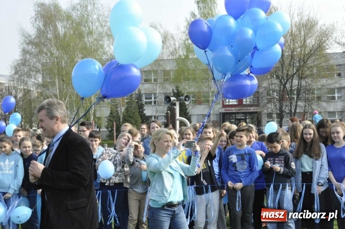 Zdjęcie w galerii na portalu naszraciborz.pl: Uczniowie z Ostroga solidarni z cierpiącymi na autyzm FOTO i WIDEO wiadomości z regionu