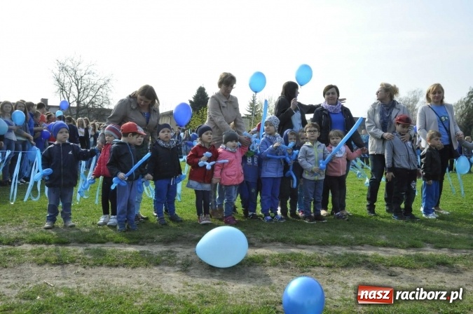 Zdjęcie w galerii na portalu naszraciborz.pl: Uczniowie z Ostroga solidarni z cierpiącymi na autyzm FOTO i WIDEO wiadomości z regionu