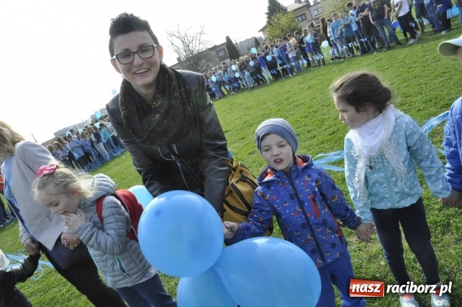Zdjęcie w galerii na portalu naszraciborz.pl: Uczniowie z Ostroga solidarni z cierpiącymi na autyzm FOTO i WIDEO wiadomości z regionu