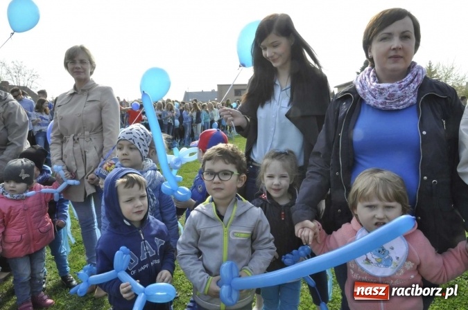 Zdjęcie w galerii na portalu naszraciborz.pl: Uczniowie z Ostroga solidarni z cierpiącymi na autyzm FOTO i WIDEO wiadomości z regionu