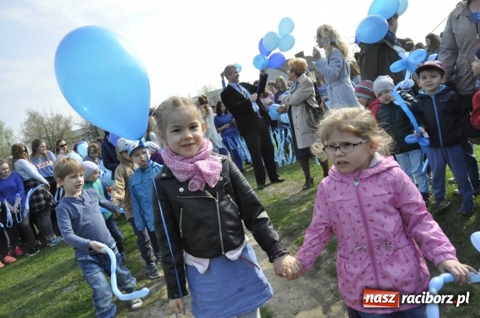 Zdjęcie w galerii na portalu naszraciborz.pl: Uczniowie z Ostroga solidarni z cierpiącymi na autyzm FOTO i WIDEO wiadomości z regionu