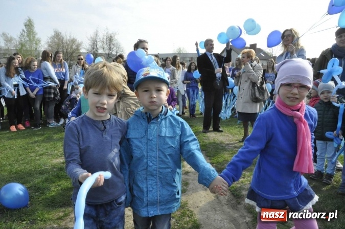 Zdjęcie w galerii na portalu naszraciborz.pl: Uczniowie z Ostroga solidarni z cierpiącymi na autyzm FOTO i WIDEO wiadomości z regionu