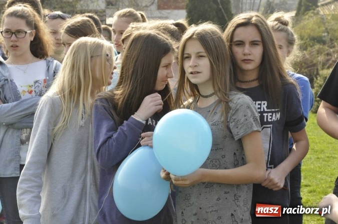 Zdjęcie w galerii na portalu naszraciborz.pl: Uczniowie z Ostroga solidarni z cierpiącymi na autyzm FOTO i WIDEO wiadomości z regionu