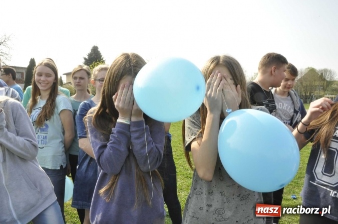 Zdjęcie w galerii na portalu naszraciborz.pl: Uczniowie z Ostroga solidarni z cierpiącymi na autyzm FOTO i WIDEO wiadomości z regionu