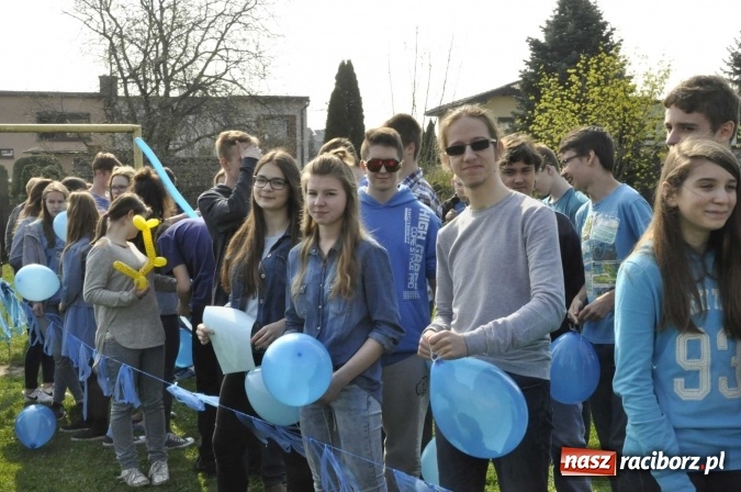 Zdjęcie w galerii na portalu naszraciborz.pl: Uczniowie z Ostroga solidarni z cierpiącymi na autyzm FOTO i WIDEO wiadomości z regionu