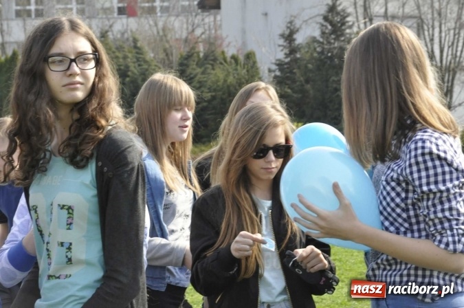 Zdjęcie w galerii na portalu naszraciborz.pl: Uczniowie z Ostroga solidarni z cierpiącymi na autyzm FOTO i WIDEO wiadomości z regionu