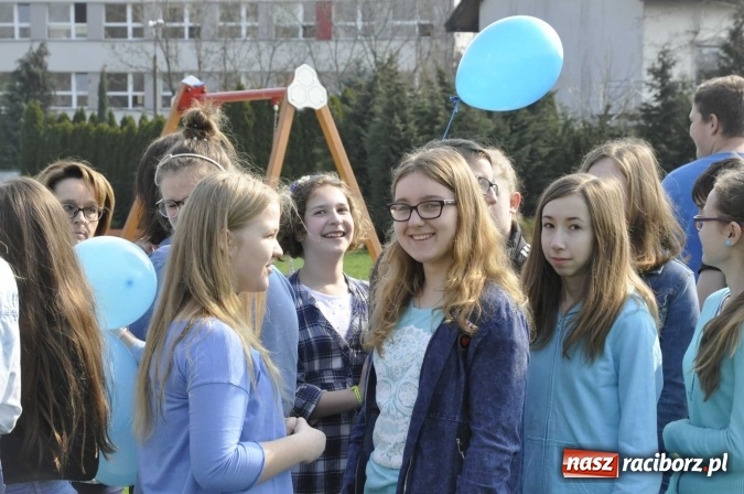 Zdjęcie w galerii na portalu naszraciborz.pl: Uczniowie z Ostroga solidarni z cierpiącymi na autyzm FOTO i WIDEO wiadomości z regionu