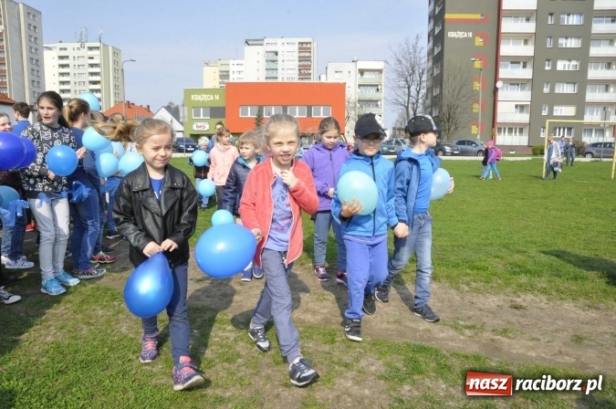 Zdjęcie w galerii na portalu naszraciborz.pl: Uczniowie z Ostroga solidarni z cierpiącymi na autyzm FOTO i WIDEO wiadomości z regionu