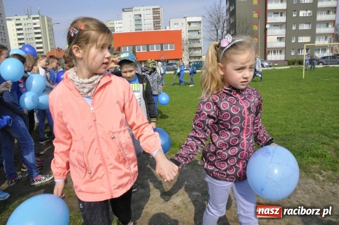 Zdjęcie w galerii na portalu naszraciborz.pl: Uczniowie z Ostroga solidarni z cierpiącymi na autyzm FOTO i WIDEO wiadomości z regionu