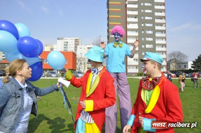 Zdjęcie w galerii na portalu naszraciborz.pl: Uczniowie z Ostroga solidarni z cierpiącymi na autyzm FOTO i WIDEO wiadomości z regionu