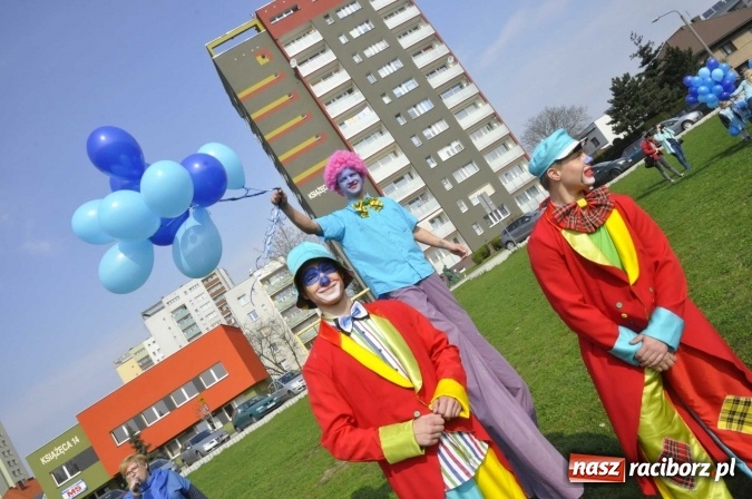 Zdjęcie w galerii na portalu naszraciborz.pl: Uczniowie z Ostroga solidarni z cierpiącymi na autyzm FOTO i WIDEO wiadomości z regionu