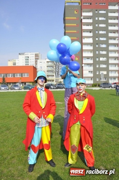 Zdjęcie w galerii na portalu naszraciborz.pl: Uczniowie z Ostroga solidarni z cierpiącymi na autyzm FOTO i WIDEO wiadomości z regionu