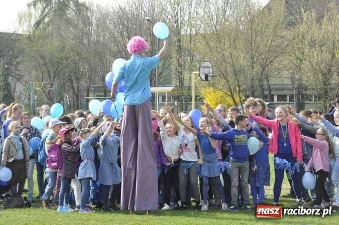 Zdjęcie w galerii na portalu naszraciborz.pl: Uczniowie z Ostroga solidarni z cierpiącymi na autyzm FOTO i WIDEO wiadomości z regionu