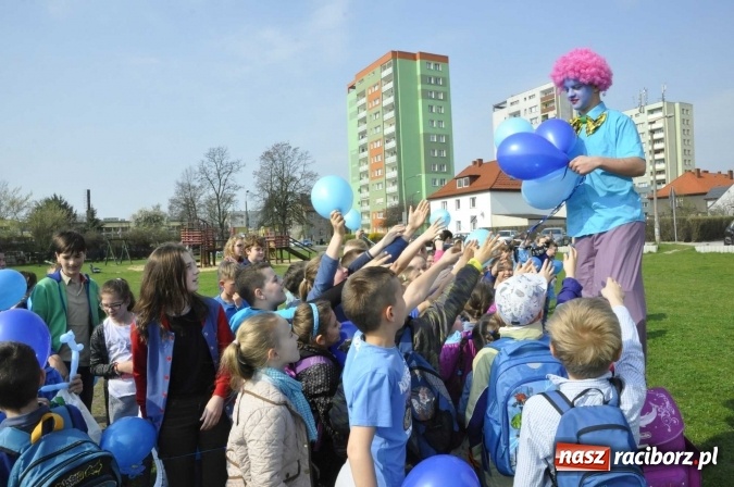 Zdjęcie w galerii na portalu naszraciborz.pl: Uczniowie z Ostroga solidarni z cierpiącymi na autyzm FOTO i WIDEO wiadomości z regionu