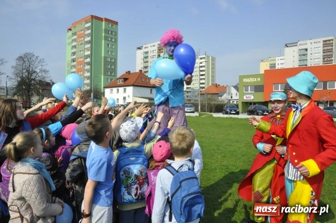 Zdjęcie w galerii na portalu naszraciborz.pl: Uczniowie z Ostroga solidarni z cierpiącymi na autyzm FOTO i WIDEO wiadomości z regionu