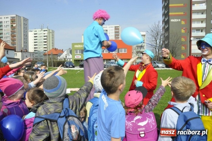 Zdjęcie w galerii na portalu naszraciborz.pl: Uczniowie z Ostroga solidarni z cierpiącymi na autyzm FOTO i WIDEO wiadomości z regionu