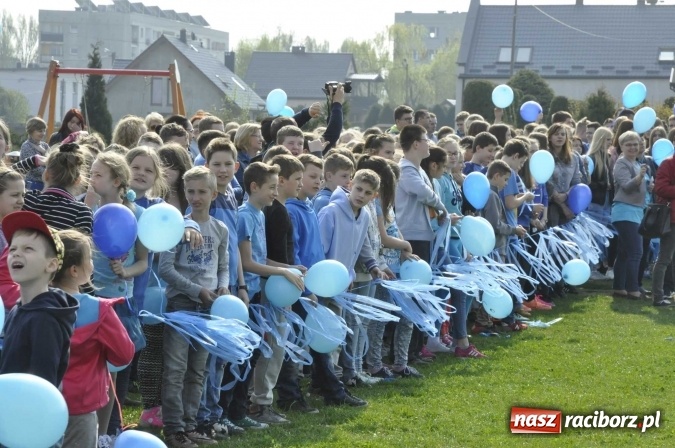 Zdjęcie w galerii na portalu naszraciborz.pl: Uczniowie z Ostroga solidarni z cierpiącymi na autyzm FOTO i WIDEO wiadomości z regionu