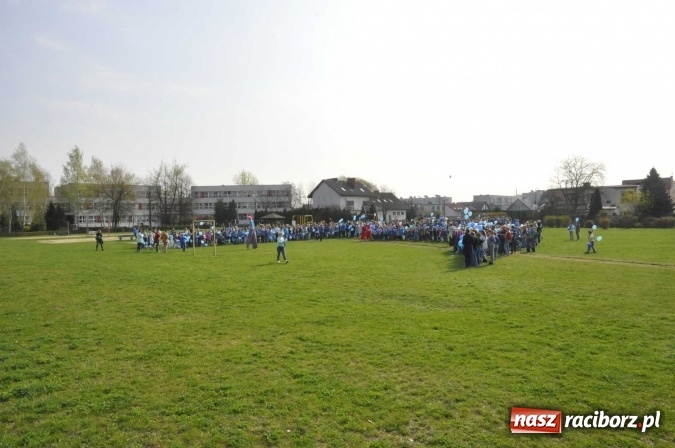 Zdjęcie w galerii na portalu naszraciborz.pl: Uczniowie z Ostroga solidarni z cierpiącymi na autyzm FOTO i WIDEO wiadomości z regionu