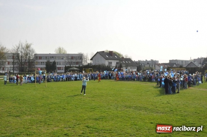 Zdjęcie w galerii na portalu naszraciborz.pl: Uczniowie z Ostroga solidarni z cierpiącymi na autyzm FOTO i WIDEO wiadomości z regionu