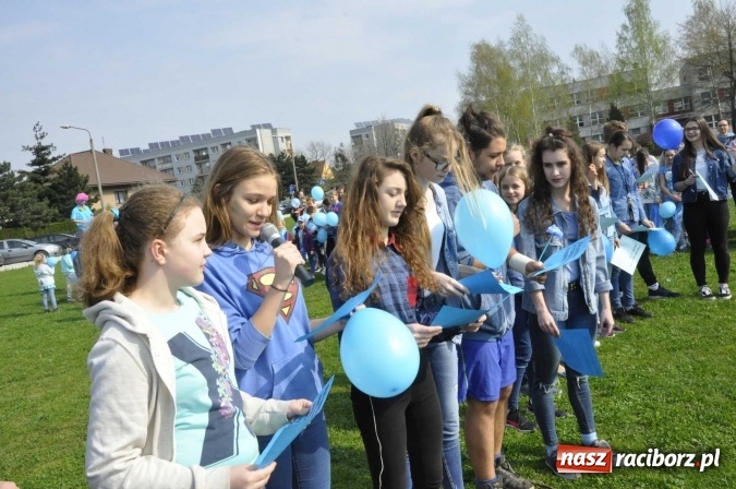 Zdjęcie w galerii na portalu naszraciborz.pl: Uczniowie z Ostroga solidarni z cierpiącymi na autyzm FOTO i WIDEO wiadomości z regionu