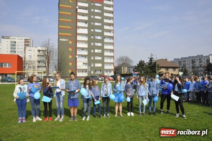 Zdjęcie w galerii na portalu naszraciborz.pl: Uczniowie z Ostroga solidarni z cierpiącymi na autyzm FOTO i WIDEO wiadomości z regionu