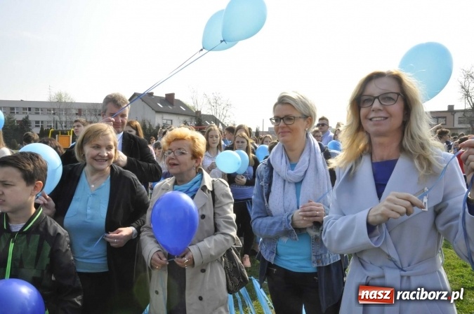 Zdjęcie w galerii na portalu naszraciborz.pl: Uczniowie z Ostroga solidarni z cierpiącymi na autyzm FOTO i WIDEO wiadomości z regionu