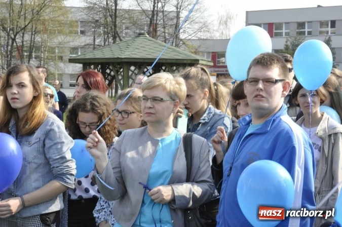 Zdjęcie w galerii na portalu naszraciborz.pl: Uczniowie z Ostroga solidarni z cierpiącymi na autyzm FOTO i WIDEO wiadomości z regionu