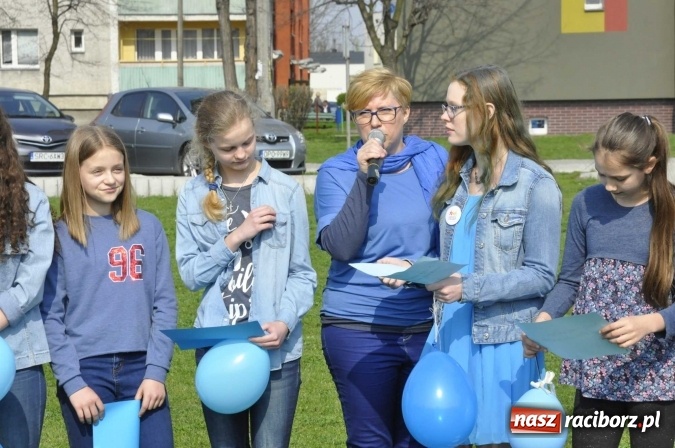 Zdjęcie w galerii na portalu naszraciborz.pl: Uczniowie z Ostroga solidarni z cierpiącymi na autyzm FOTO i WIDEO wiadomości z regionu