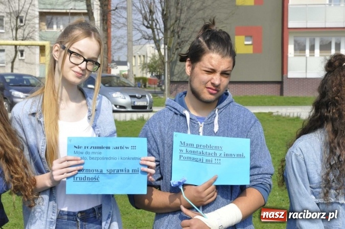 Zdjęcie w galerii na portalu naszraciborz.pl: Uczniowie z Ostroga solidarni z cierpiącymi na autyzm FOTO i WIDEO wiadomości z regionu