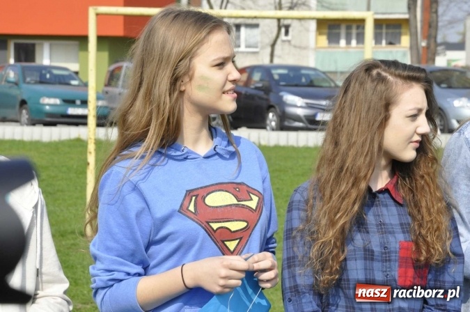 Zdjęcie w galerii na portalu naszraciborz.pl: Uczniowie z Ostroga solidarni z cierpiącymi na autyzm FOTO i WIDEO wiadomości z regionu