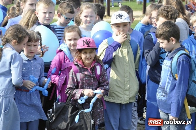 Zdjęcie w galerii na portalu naszraciborz.pl: Uczniowie z Ostroga solidarni z cierpiącymi na autyzm FOTO i WIDEO wiadomości z regionu
