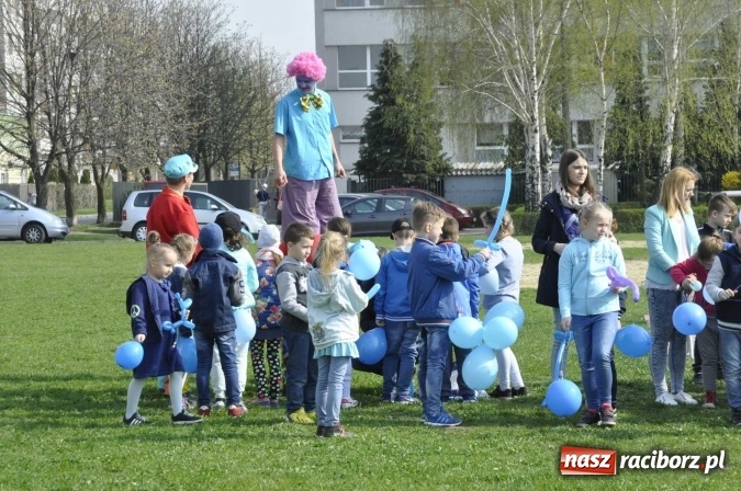 Zdjęcie w galerii na portalu naszraciborz.pl: Uczniowie z Ostroga solidarni z cierpiącymi na autyzm FOTO i WIDEO wiadomości z regionu