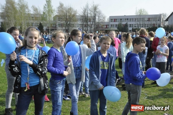 Zdjęcie w galerii na portalu naszraciborz.pl: Uczniowie z Ostroga solidarni z cierpiącymi na autyzm FOTO i WIDEO wiadomości z regionu