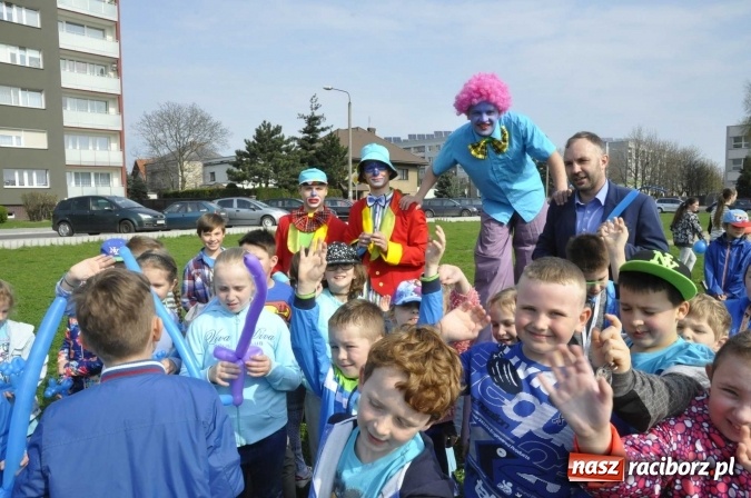 Zdjęcie w galerii na portalu naszraciborz.pl: Uczniowie z Ostroga solidarni z cierpiącymi na autyzm FOTO i WIDEO wiadomości z regionu