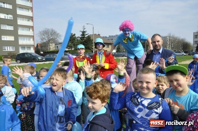 Zdjęcie w galerii na portalu naszraciborz.pl: Uczniowie z Ostroga solidarni z cierpiącymi na autyzm FOTO i WIDEO wiadomości z regionu